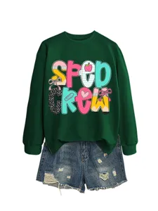 Damen gruner Rundhals Pullover und zerstorte Jeans Shorts Set mit Buchstaben Druck.