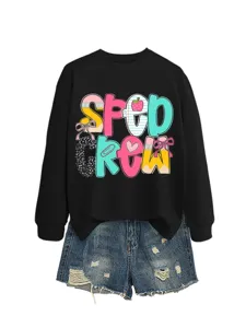 Damen lässiger schwarzer Langarm Rundhalsausschnitt Pullover kombiniert mit Jeansshorts.