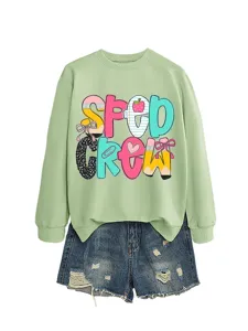 Lockerer Langarm-Rundhals-Sweatshirt für Damen kombiniert mit trendigen Jeansshorts.