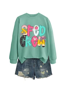 Damen lässiges grünes Sweatshirt mit Rundhalsausschnitt kombiniert mit Jeansshorts für den Alltag.
