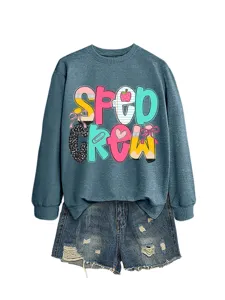 Lässiger Damen Langarm Rundhals Sweatshirt kombiniert mit stylischen Jeansshorts.