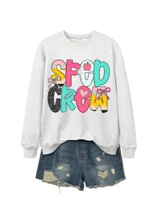 Damen grauer Langarm Sweatshirt Pullover kombiniert mit Jeansshorts im Lehrer Design.