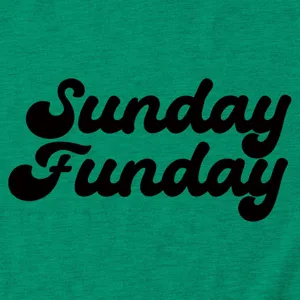 Close-up detail van de groene stof met zwarte Sunday Funday retro print tekst design.