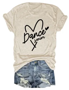 Casual γυναικείο κοντομάνικο t-shirt με τύπωμα dance senior και μοντέρνα τζιν σορτς.