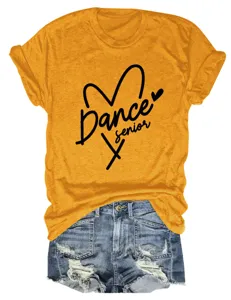 Γυναικείο casual t-shirt με στρογγυλή λαιμόκοψη και κοντά μανίκια συνδυασμένο με σορτς τζιν.