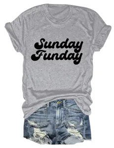Gedetailleerd overzicht van het grijze t-shirt met korte mouwen en Sunday Funday print.