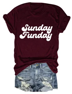 Gedetailleerd uitzicht op het bordeauxrode dames t-shirt met korte mouwen en Sunday Funday tekst.