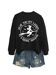 Schwarzer Langarm-Sweatshirt mit Hexen-Motiv kombiniert mit coolen Jeansshorts für Damen.