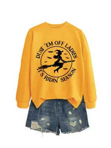 Detailansicht des gelben Sweatshirts mit Hexen-Print und ausgefransten Jeansshorts.