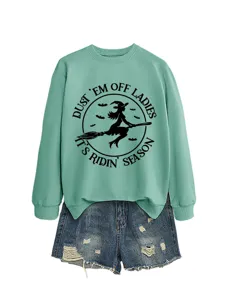 Minzgrüner Langarm-Pullover kombiniert mit Jeansshorts mit lustigem Hexen-Grafikdruck.