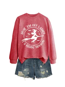 Damen lässiger Halloween Hexe Grafik langarm Sweatshirt kombiniert mit Jeansshorts.