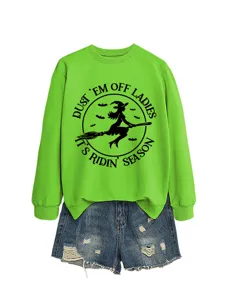 Detaillierte Nahaufnahme des neongrünen Sweatshirts mit einem lustigen Hexen-Grafikprint.