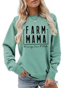 Detailaufnahme eines mintgrünen Damen Langarmshirts mit Brust-Buchstaben-Druck.