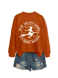 Stilvolles Damen Sweatshirt in Orange mit Rundhalsausschnitt und coolen Denim Shorts kombiniert.