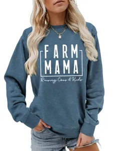 Detailansicht des blauen langarmigen Sweatshirts mit aufgedrucktem Textdesign für Damen.