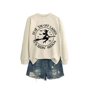 Halloween Hexe Buchstaben Print Langarm Sweatshirt mit destroy Denim Shorts Outfit.