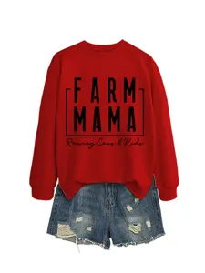 Rotes, langes Sweatshirt kombiniert mit modischen Destroyed Jeansshorts für Damen.