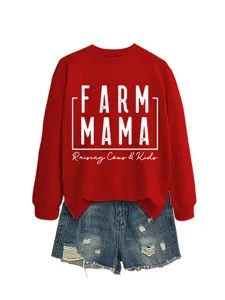 Damen rotes Sweatshirt kombiniert mit Jeansshorts, lässiges Langarm-Oberteil Outfit.