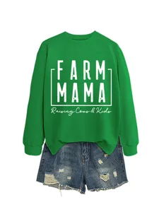 Grüner Langarm-Sweatshirt kombiniert mit Destroyed Jeansshorts, lässiges Damen Herbst Outfit.