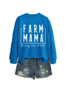 Lässiger blauer Damen Pullover mit langen Ärmeln kombiniert mit Destroyed Jeansshorts.