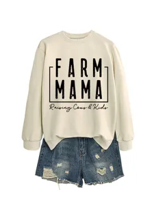 Lockerer Damen Herbst Langarm Sweatshirt kombiniert mit Denim Shorts, Detailansicht.