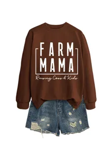 Braune Damen Sweatshirt mit Farm Mama Textdruck kombiniert mit Destroyed Jeansshorts.