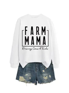 Detailansicht des weißen Langarm-Sweatshirts und der Jeansshorts mit Grafikdruck.