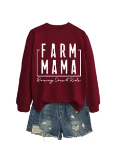 Bordeauxrotes Sweatshirt Detail mit weißem Farm Mama Druck und lässigen Jeansshorts.
