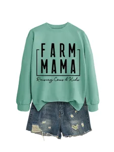 Mintgrünes Langarm-Sweatshirt kombiniert mit Destroyed-Jeansshorts, lässiger Farm-Mama-Stil.