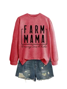 Nahaufnahme des lässigen Damen Grafik-Sweatshirts kombiniert mit modischen Jeansshorts.