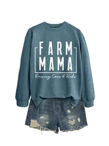 Blaugraues Sweatshirt mit weißer Farm Mama Aufschrift und Destroyed Jeansshorts.