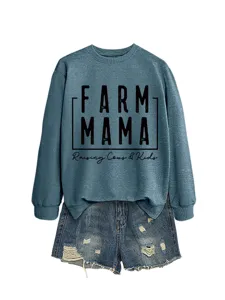 Lässiger Damen Farm Mama Slogan Pullover kombiniert mit Destroyed Jeansshorts für Herbst.