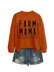 Lässiger orangefarbener Pullover kombiniert mit Jeansshorts mit Farm Mama Buchstabenabdruck.