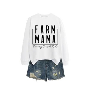 Modisches weißes Langarm-Sweatshirt kombiniert mit blauen Jeansshorts für modebewusste Damen.