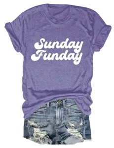 Comfortabel paars dames t-shirt met korte mouwen en grappige Sunday Funday letteropdruk.