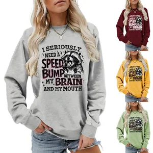 Detailansicht des modischen Damen Sweatshirts mit witzigem Waschbär Motiv und Aufdruck.