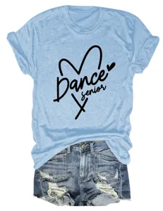 Κοντινή λήψη του casual γαλάζιου κοντοmάνικου T-shirt με σχέδιο καρδιάς και τύπωμα.