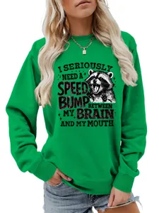 Grüner Damen Pullover mit witzigem Waschbär Motiv und lustigem Spruch für Herbst und Freizeit.