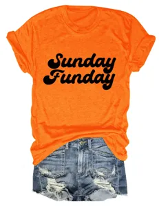 Casual oranje t-shirt met korte mouwen en letterprint gecombineerd met denim korte broek.