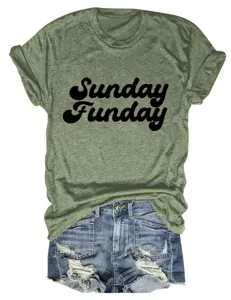 Casual dames Sunday Funday grafisch t-shirt met korte mouwen en ronde hals en jeansshorts.