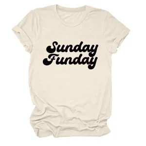 Detailopname van het beige shirt met korte mouwen en zwarte Sunday Funday retro tekstprint.