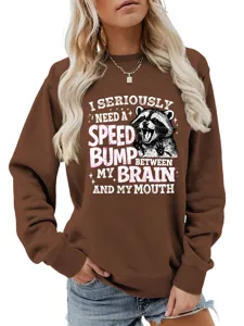 Lockerer brauner Damen Langarm Pullover mit lustigem Waschbären Motiv und Spruch.