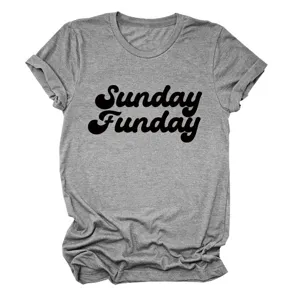 Detailopname van casual grijs shirt met korte mouwen en zwarte Sunday Funday print.