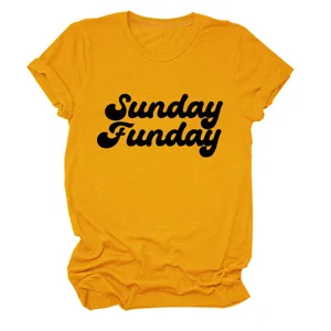 Mosterdgeel dames t-shirt met korte mouwen en een retro Sunday Funday opdruk op de borstkant.