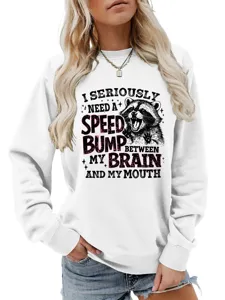 Nahaufnahme Detail des weißen Sweatshirts mit süßem Waschbären Grafik und witzigem Spruch.