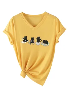 Détail du t-shirt jaune à col en V, manches courtes et imprimé de chats de yoga mignons.