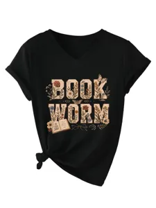 Vue rapprochée du t-shirt noir col V avec impression graphique florale de rat de bibliothèque.