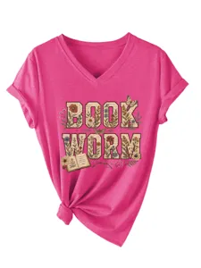 Gros plan sur l'imprimé graphique floral vintage du ver de livre sur le t-shirt rose vif à col V.