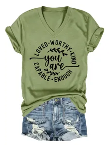 Casual dames olijfgroene V-hals korte mouw t-shirt met inspirerende quote print.