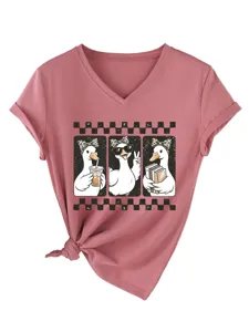 Λεπτομέρεια κοντινού πλάνου γυναικείου casual T-shirt με V λαιμόκοψη και στάμπα πάπιας.